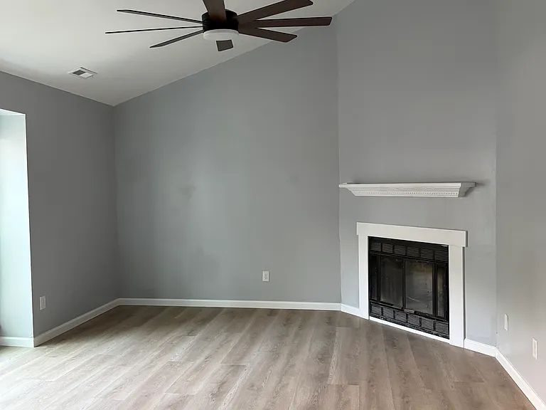 507 Coronation Dr — Photo 2