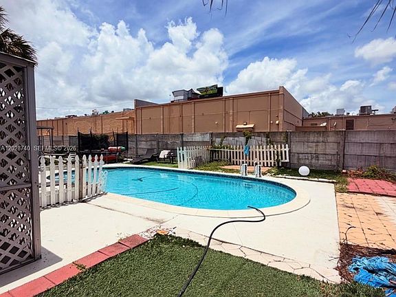 4th image of 1077 SW 2nd St #2