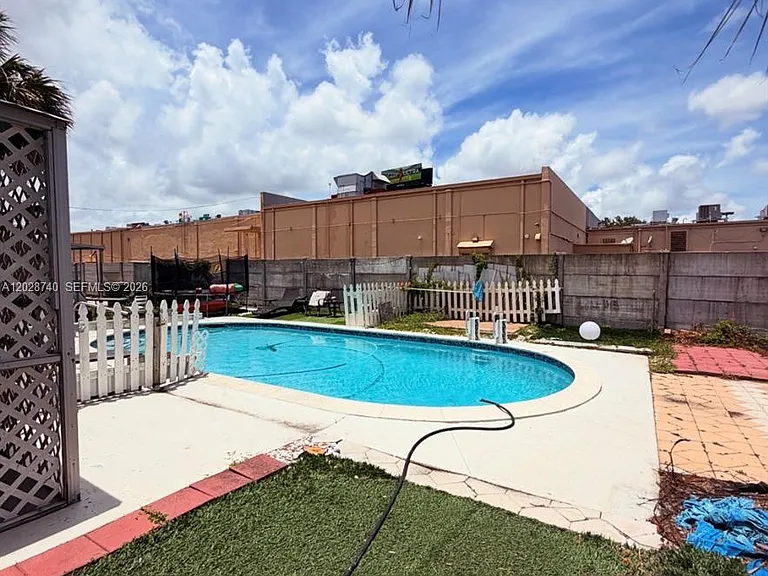 1077 SW 2nd St #2 — Photo 4