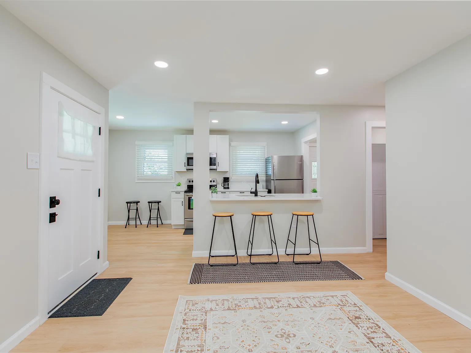 3 bed, 950 sqft, $1,950 — Photo 3