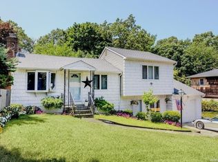 28 Hillcrest Rd, Rocky Point, NY 11778