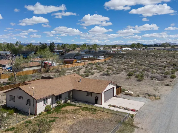 2 Pinehurst Ct, Yerington, NV 89447