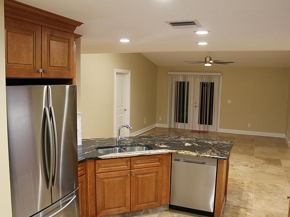 4th image of 928 NW Spruce Ridge Dr