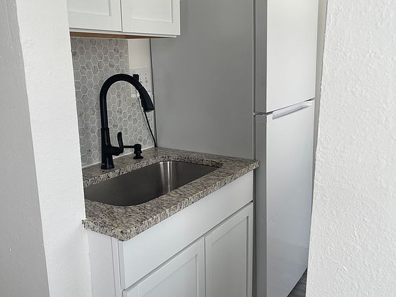 3rd image of 1333 22nd St APT 5