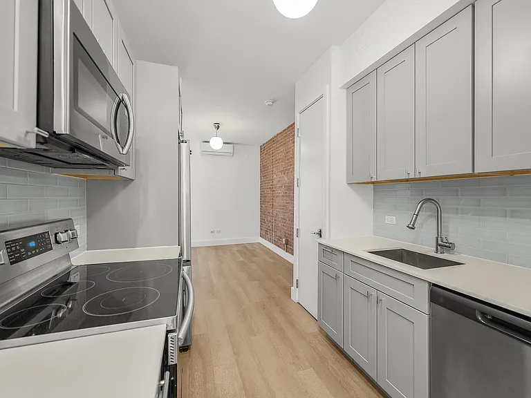 4632 Vernon Blvd #4R — Photo 3