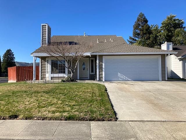 Street view of front of house/garage and spacious drive way.