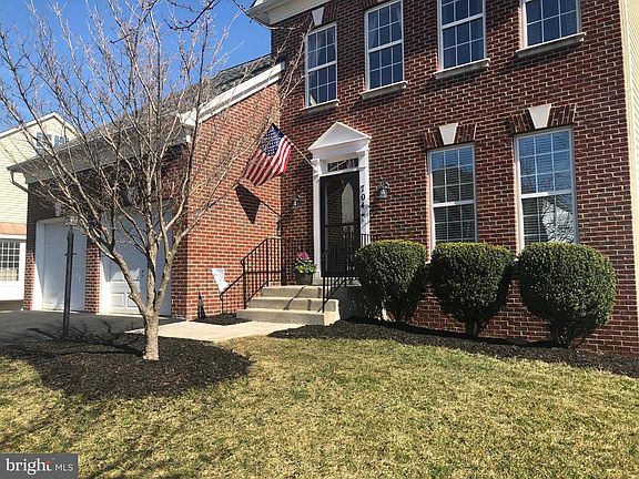2nd image of 704 Princeton Ct NE