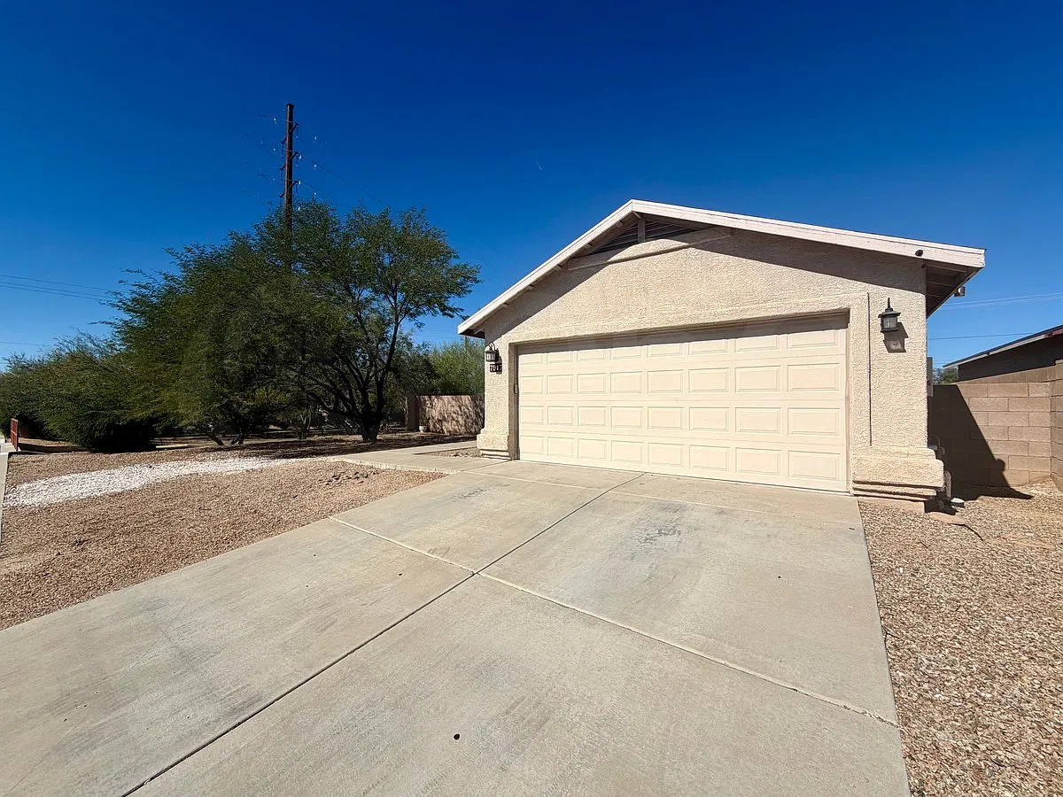 3 bed, 2.0 bath, 1024 sqft, $1,700 — Photo 3