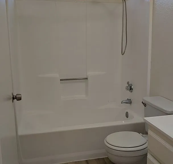 2501 W Grand Ave #6 — Photo 4