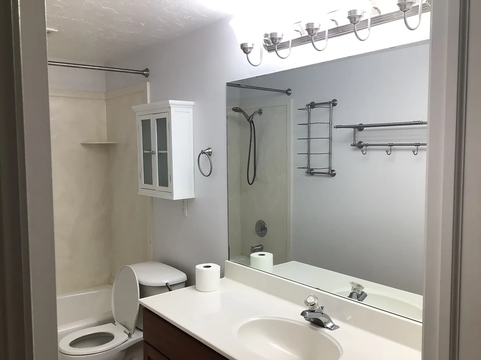 1 bed, 850 sqft, $1,300 — Photo 2