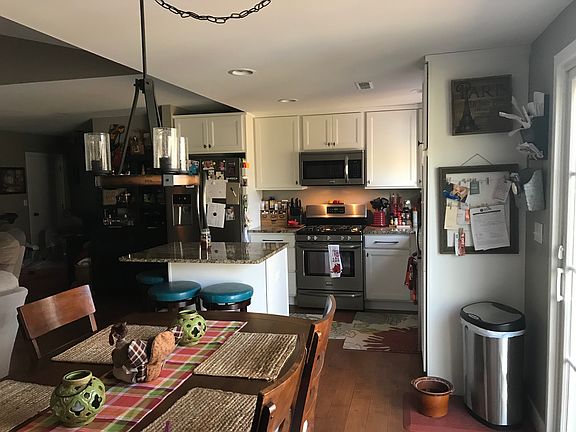 4th image of 515 W Lake Dr