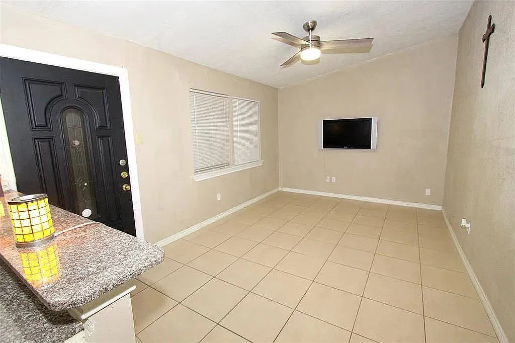 3 bed, 1013 sqft, $1,800 — Photo 2
