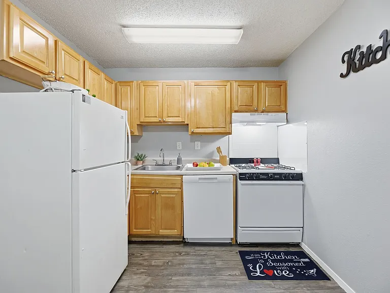Heatherstone Apartments — Photo 9
