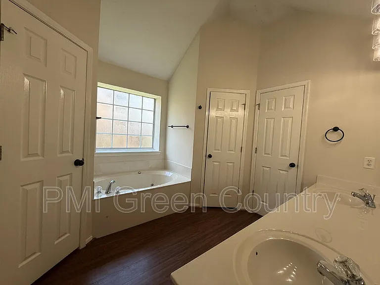 1800 W Jefferson St — Photo 14