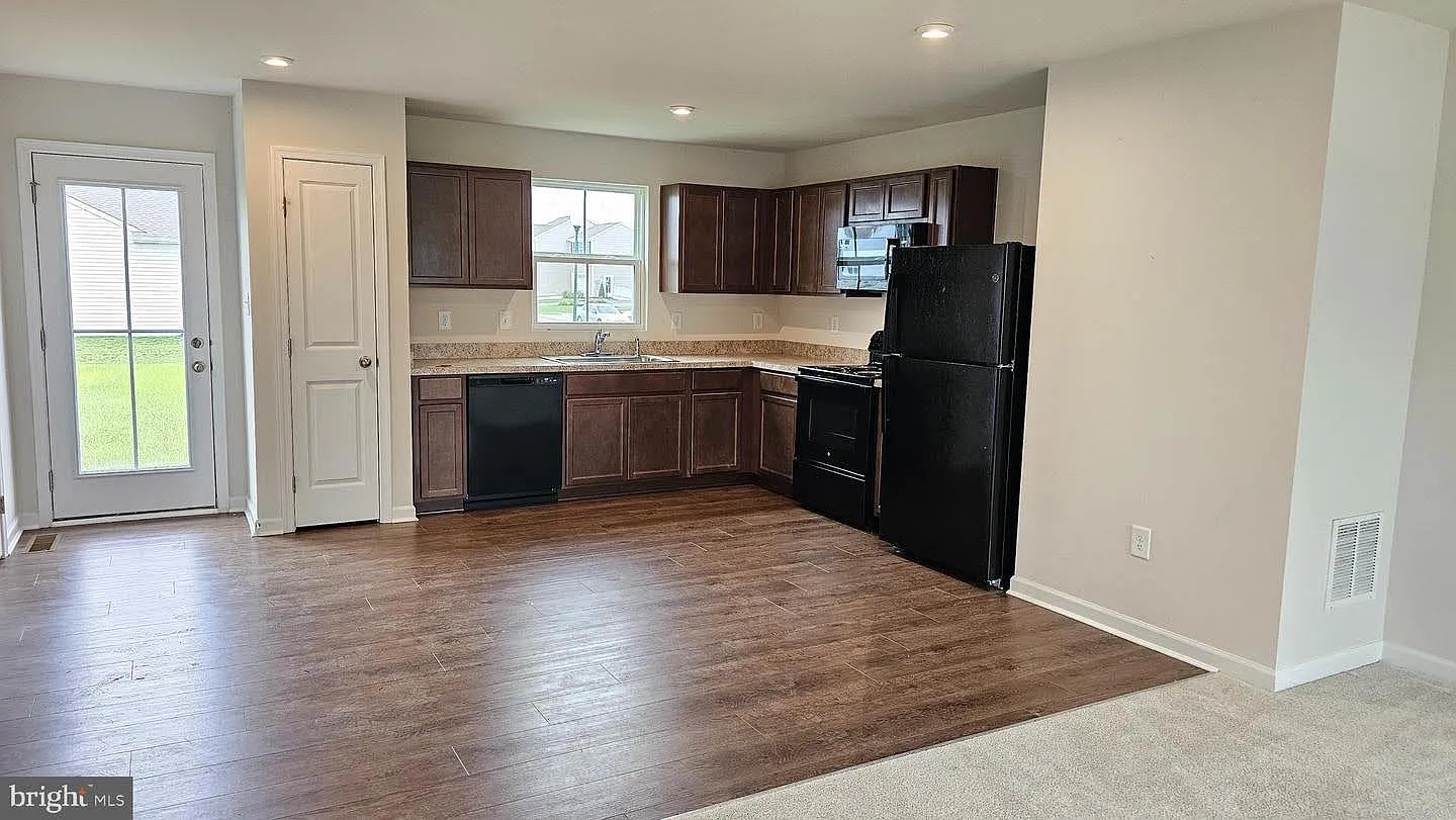 3 bed, 2.5 bath, 1440 sqft, $2,500 — Photo 2