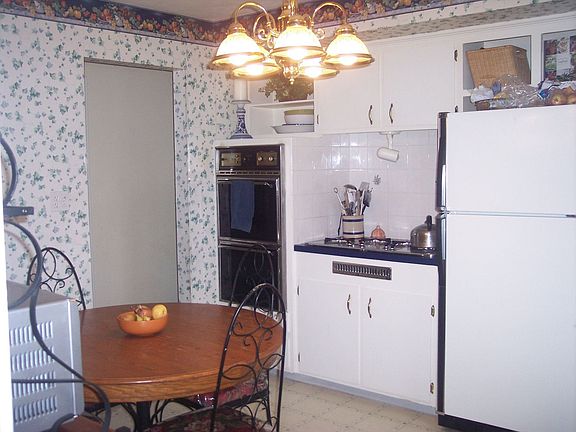 Roomy eatin kitchen with built-ins