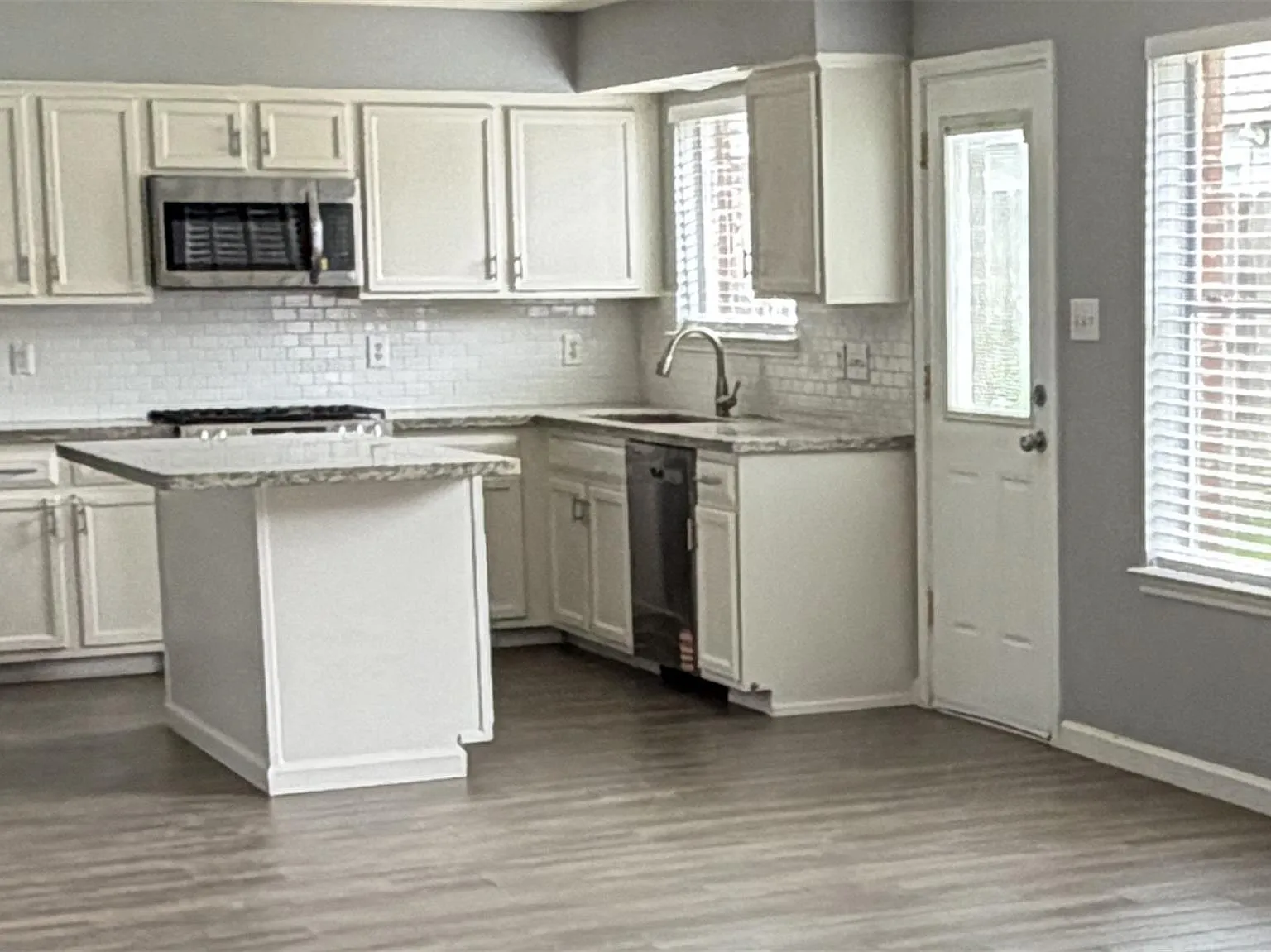 4 bed, 2.5 bath, 2650 sqft, $2,699 — Photo 4