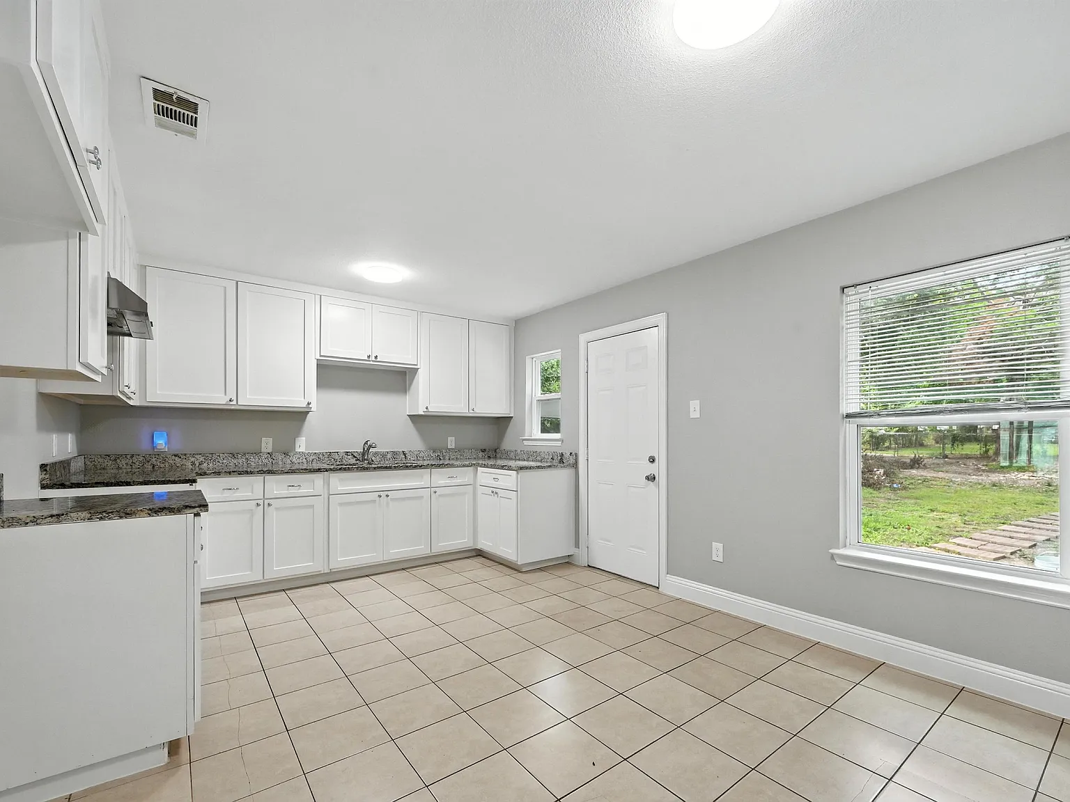 3 bed, 1024 sqft, $1,800 — Photo 4