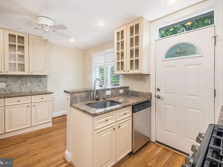 320 Wesmond Dr — Photo 6