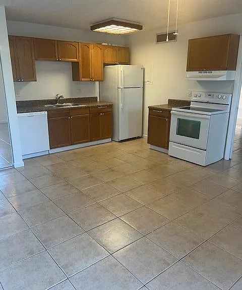 641 Executive Center Dr #P104 — Photo 3
