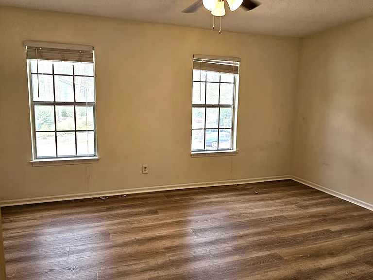 419 Oaktree Sq — Photo 7