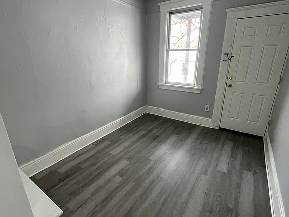 4th image of 18 Vreeland Ave #9