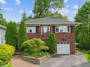 8 Garit Ln, Larchmont, NY 10538