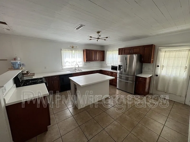 3 bed, 2.0 bath, 2036 sqft, $1,550 — Photo 4