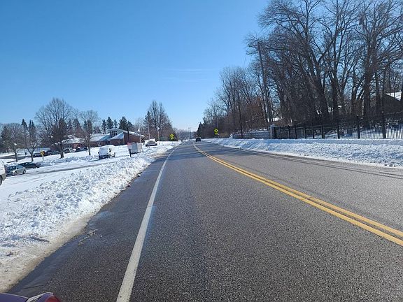 5th image of 469 Little Canada Rd E