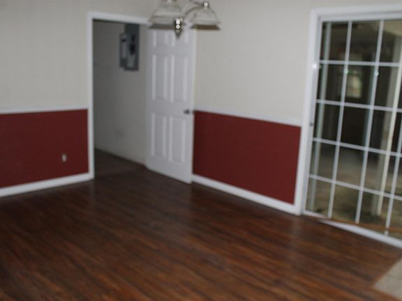 3rd image of 1405 Glenview Dr
