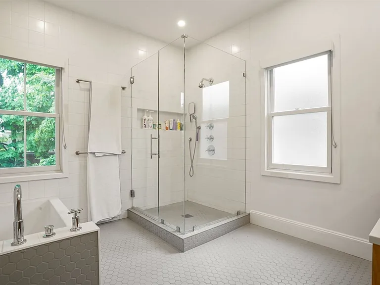 8 Florence St #0 — Photo 12