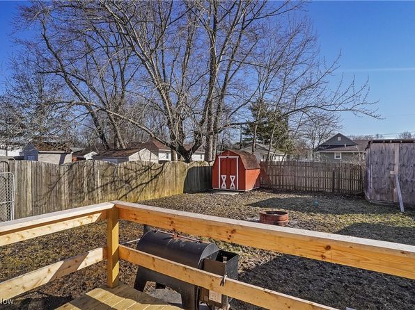 17633 Beach Ln, Lake Milton, OH 44429