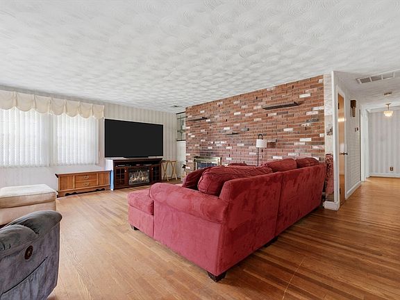 5th image of 42 B St