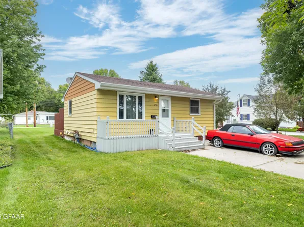 1716 10th Ave N, Grand Forks, ND 58203