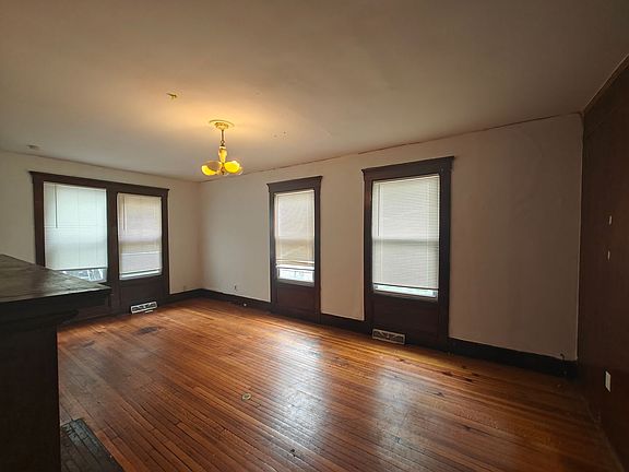 3rd image of 83 Norton St Floor 1