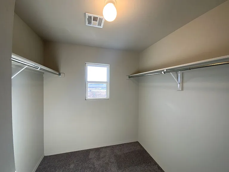 1841 Easton Ln — Photo 3
