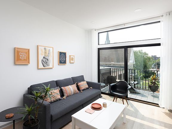 3rd image of 2557 S Kinnickinnic Ave #303