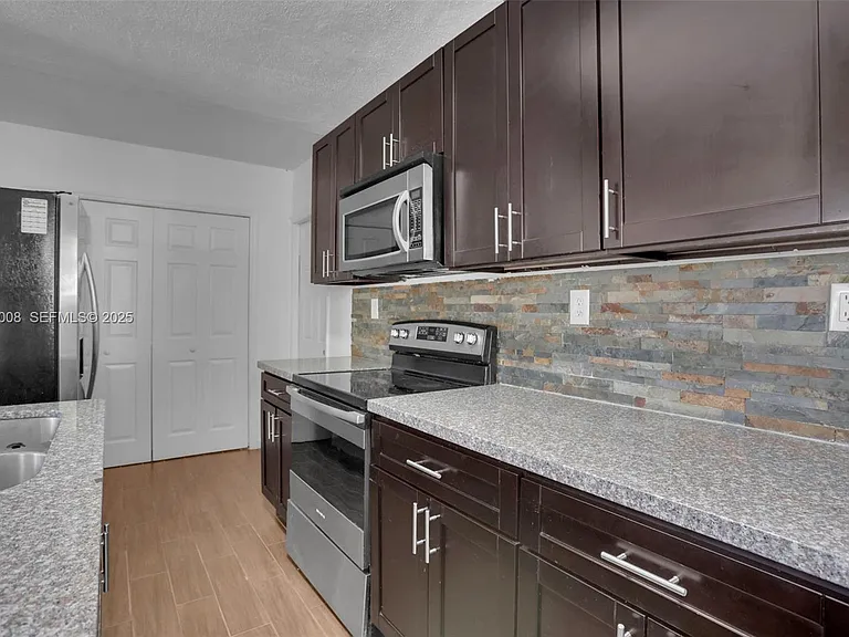 510 N 69th Ave — Photo 3