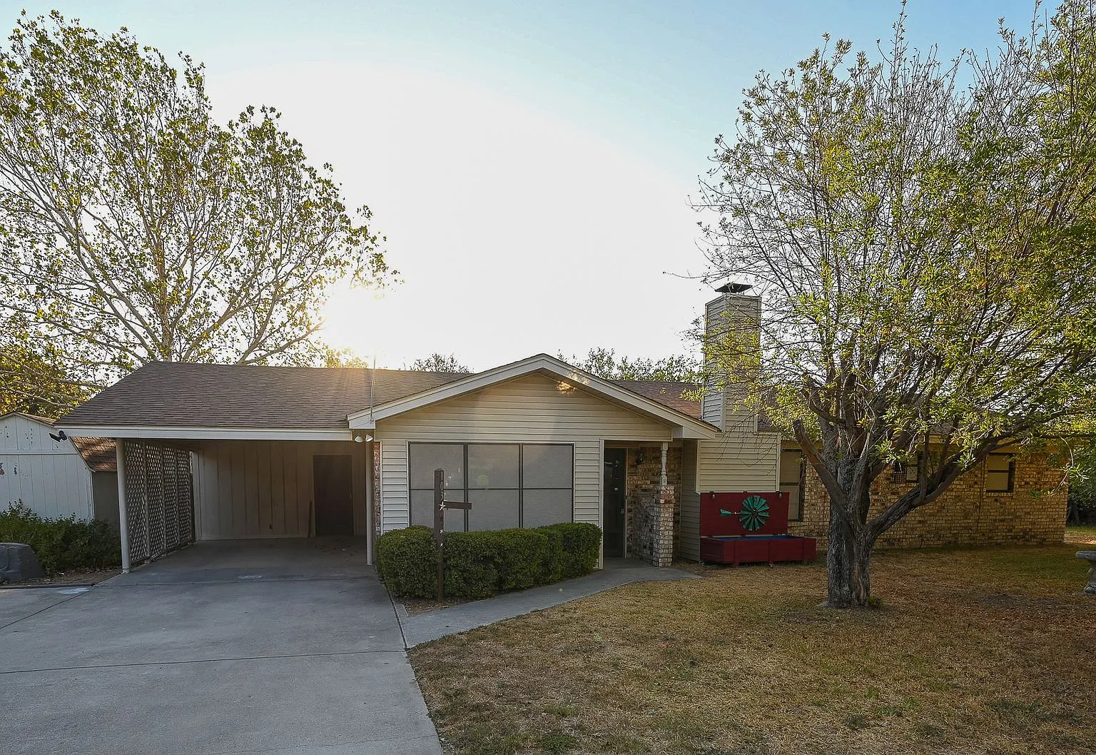 Charming 3 Bed 2 Bath in Chico TX — Photo 2