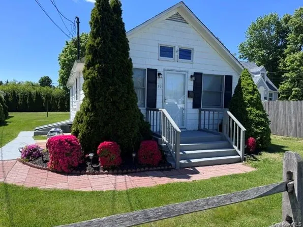 19 Carlson Lane, East Northport, NY 11731