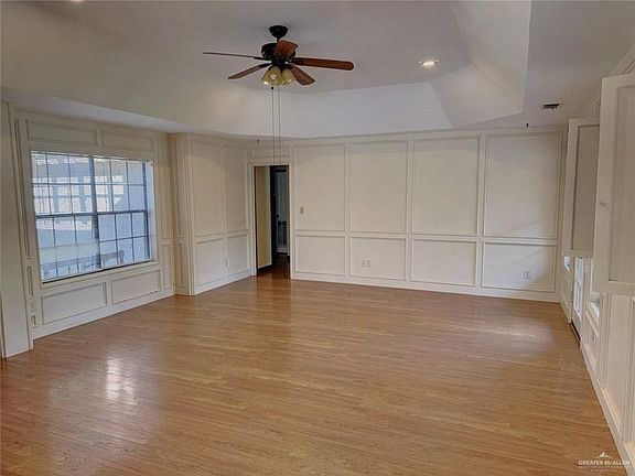 5th image of 120 E Gardenia Ave