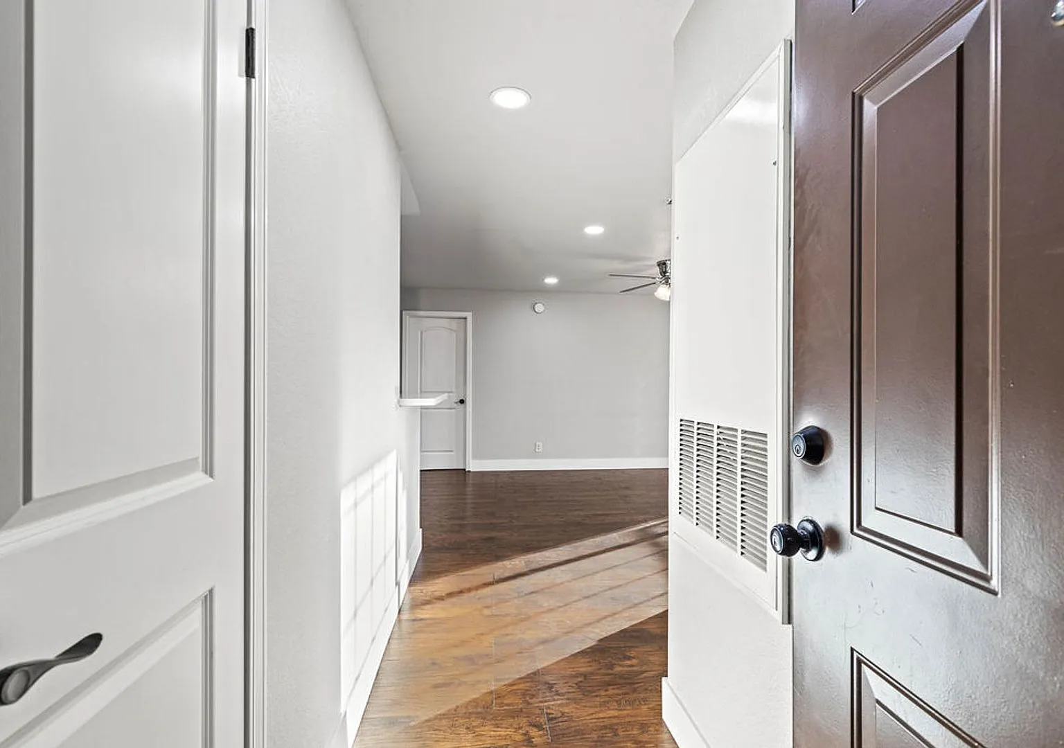 Gorgeous Renovated Condo in Guard Gated Neighborhood — Photo 4