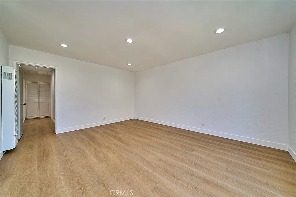 3 bed, 950 sqft, $3,500 — Photo 3