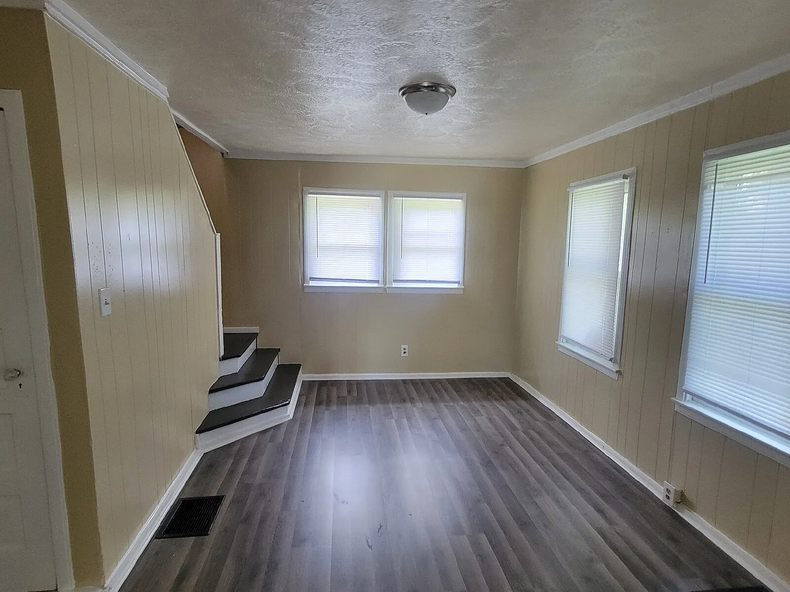 3 bed, 1.0 bath, $975 — Photo 3