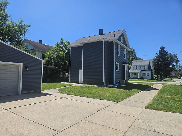 905 Belvedere Ave SE — Photo 2