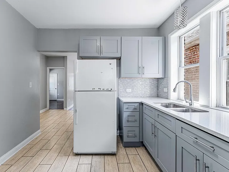 7008 S Oakley Ave — Photo 4