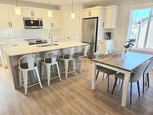 3 bed, 1.5 bath, 1200 sqft, $1,999 — Photo 3