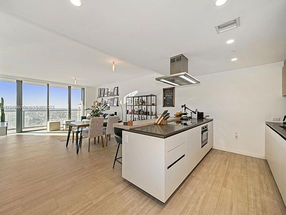 3rd image of 1000 Brickell Plz Unit 3508