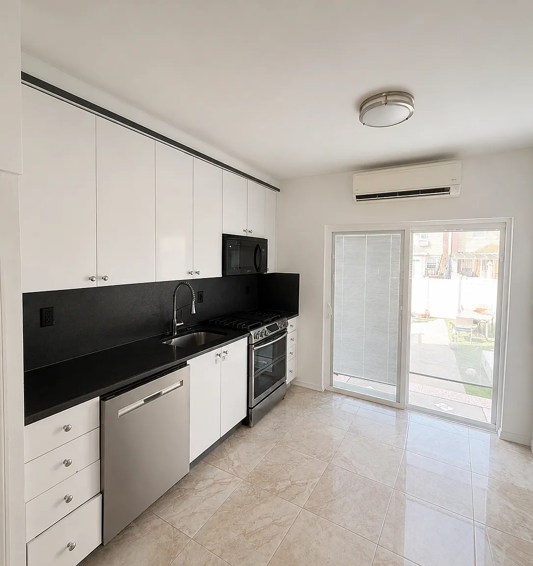 3 bed, 1.5 bath, 1184 sqft, $5,000 — Photo 2