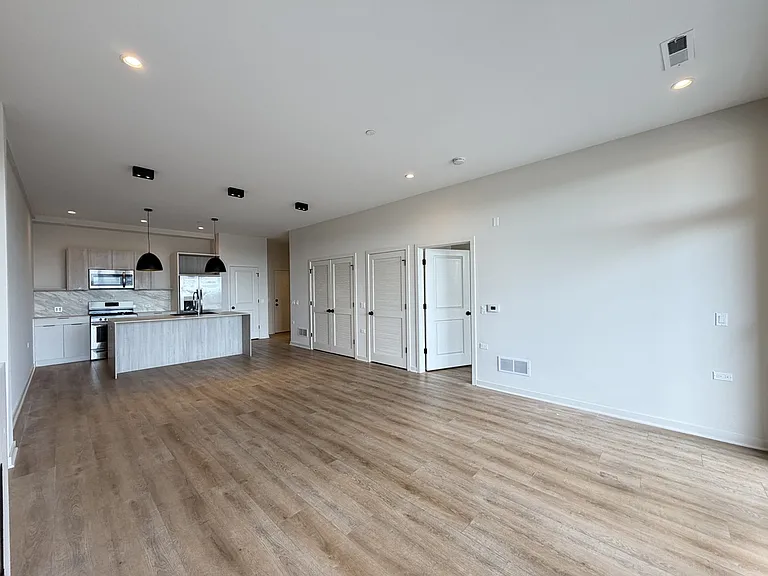3207 N Narragansett Ave #703 — Photo 8